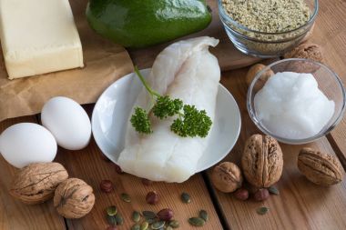 Sağlıklı yağlar - balık, avokado, tereyağı, yumurta, fındık ve tohumlar