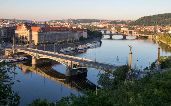 Panorama Pragi z rzeki Wełtawy, w godzinach porannych — Zdjęcie stockowe