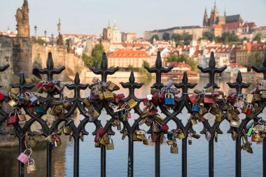 Prag'daki Charles Bridge yakınındaki bir korkuluk aşk kilitleri