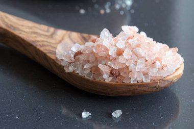 Himalaya deniz tuzu bir tahta kaşık üzerinde pembe