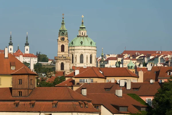 Los tejados de Mala Strana con la Iglesia de San Nicolás —  Fotos de Stock