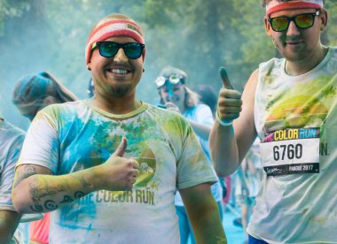 Renk çalıştırmak Prag'da katılan insanlar