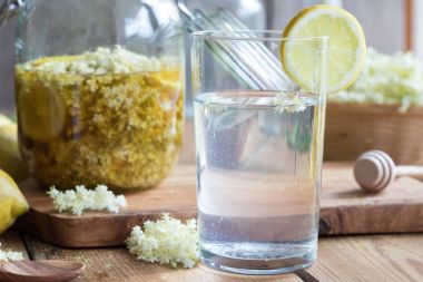 Ev yapımı büyük çiçek şurubu yapılmış limonata