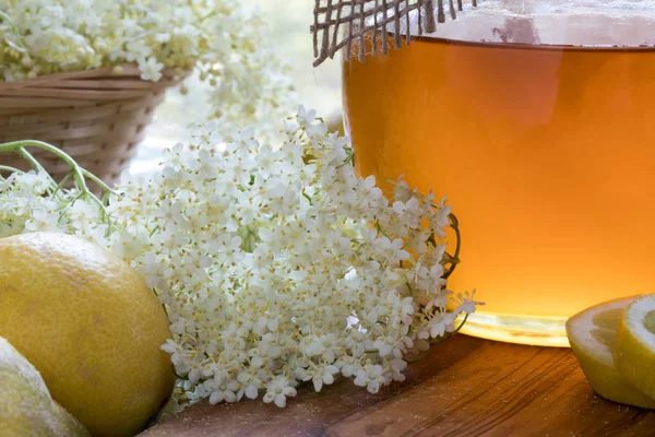 Ingredientes para hacer un sirope de flor de saúco natural —  Fotos de Stock