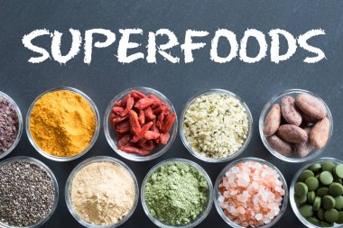 Siyah bir zemin üzerine superfoods yelpazesi