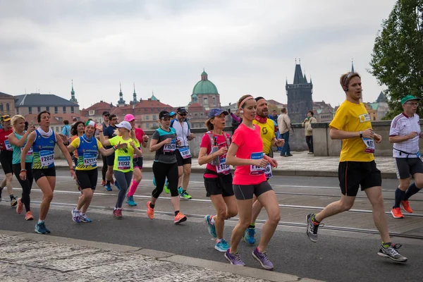 Biegaczy uczestniczących w Międzynarodowy Maraton w Pradze — Zdjęcie stockowe