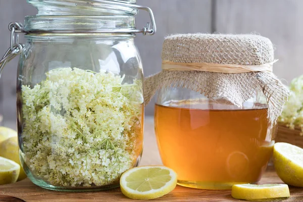 Un frasco de miel y flores de saúco, listo para hacer un jarabe —  Fotos de Stock