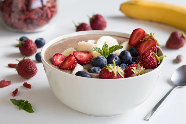 Sommerfrühstück - Frühstücksschale mit Erdbeeren und Blaubeeren — Stockfoto