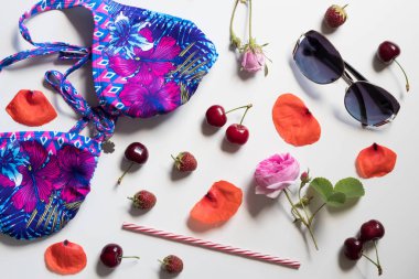 Yaz sembolleri beyaz bir arka planda Üstten Görünüm