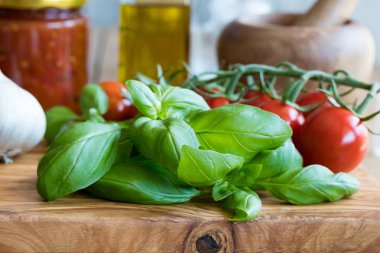 Taze fesleğen ve diğer malzemeler İtalyan mutfağı