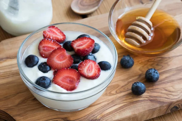 Desayuno de verano yogur con fresas y arándanos — Foto de Stock