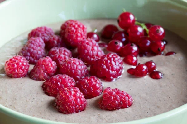 Desayuno de verano - tazón de desayuno con frambuesas y grosellas — Foto de Stock