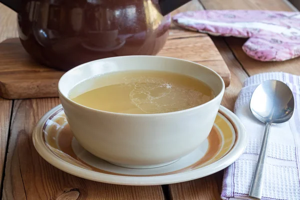 Caldo de osso feito de frango servido em uma tigela de sopa — Fotografia de Stock