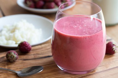 Ahşap arka plan üzerinde çilek ile ev yapımı kefir