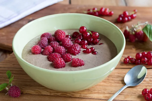 Desayuno de verano - tazón de desayuno con frambuesas y grosellas — Foto de Stock