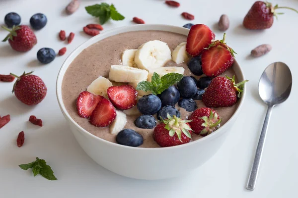 Sommerfrühstück - Frühstücksschale mit Erdbeeren und Blaubeeren — Stockfoto