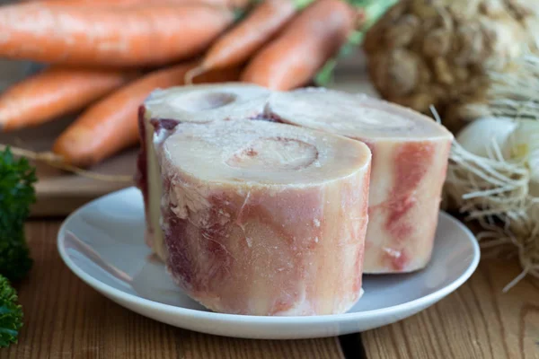 Ingrediënten voor het voorbereiden van een bone rundvlees bouillon — Stockfoto