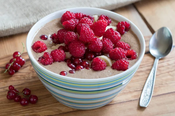 Desayuno de verano - tazón de desayuno con frambuesas y grosellas — Foto de Stock