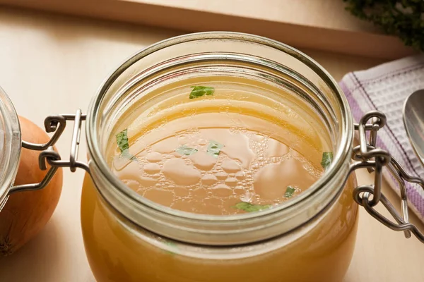 Caldo de osso feito de frango em um frasco de vidro — Fotografia de Stock