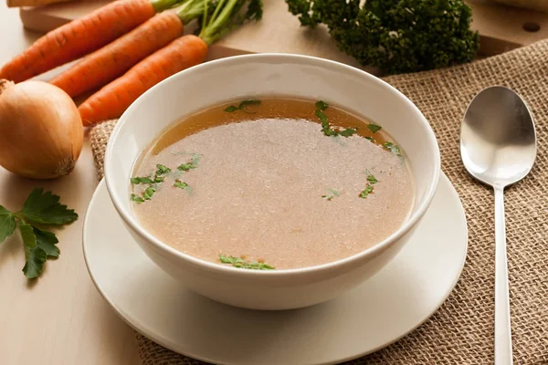 Caldo de hueso hecho de pollo servido en un tazón de sopa — Foto de Stock