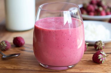 Kefir ahşap arka plan üzerinde çilek ile