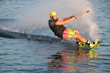 Binici wakeboarding kabloyla uyan park Merkur