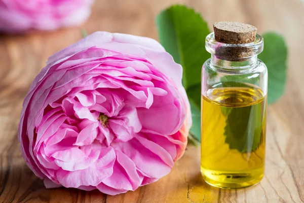 Bir şişe uçucu yağ gül çiçek