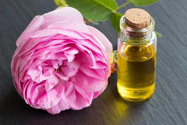 Bir şişe uçucu yağ gül çiçek