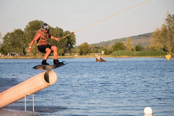 Rider wakeboard i kabeln vakna park Merkur — Stockfoto
