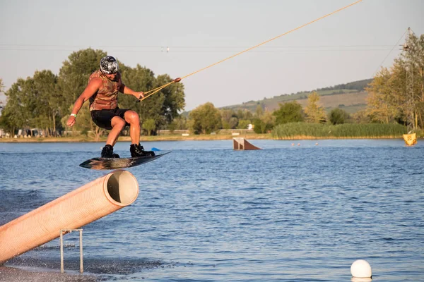 Rider wakeboarding nel parco scia via cavo Merkur — Foto Stock