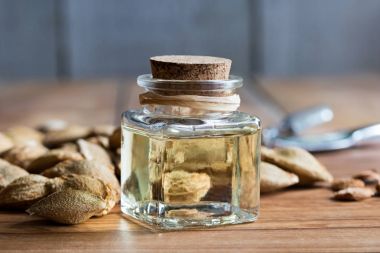 Kayısı çekirdeği yağı ile kayısı çekirdekleri bir şişe