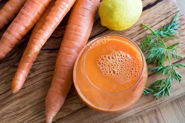 Havuç suyu ile arka planda taze havuç