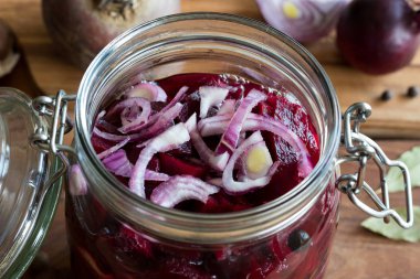 Bir kavanoz içinde fermente pancar (pancar Kvas) hazırlanması