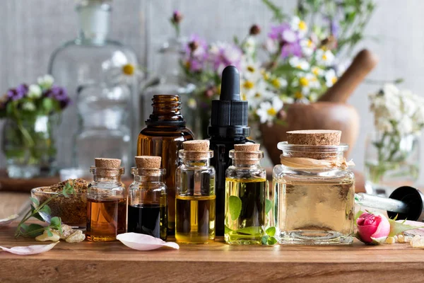 Výběr esenciálních olejů, bylinek a květin — Stock fotografie
