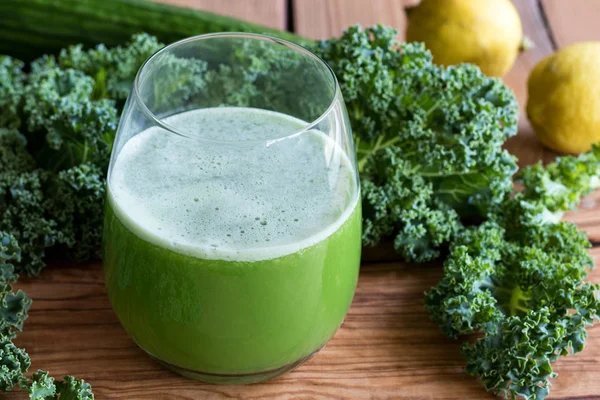 Green juice with kale, cucumber, and lemon — Stock Photo, Image