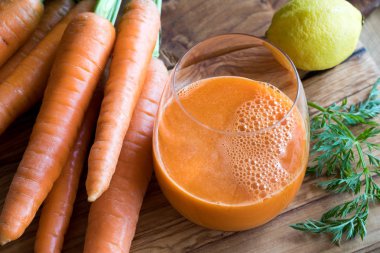 Havuç suyu ile arka planda taze havuç