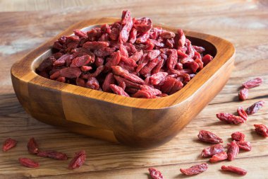 Ahşap bir kapta kurutulmuş goji meyveleri