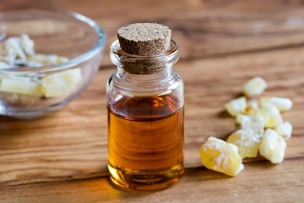 Buhur esans ve buhur kristal bir şişe