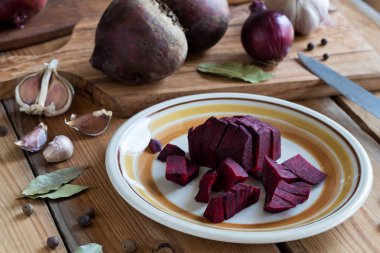 Dilimlenmiş kırmızı pancar - pancar Kvas için malzemeler