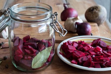 Bir kavanoz içinde fermente pancar (pancar Kvas) hazırlanması