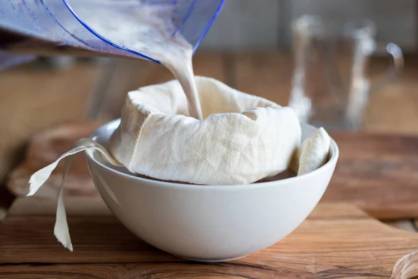 Voorbereiding maanzaad melk - uitpersen van de melk door middel van een mi — Stockfoto