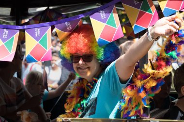 Prag Pride - büyük bir gay ve lezbiyen gurur katılan kadın