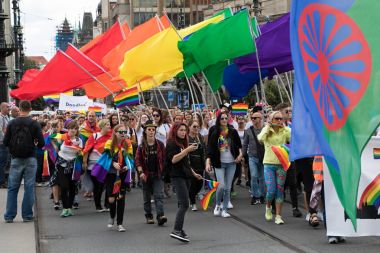 Prag Pride - büyük bir gay ve lezbiyen gurur katılan insanlar