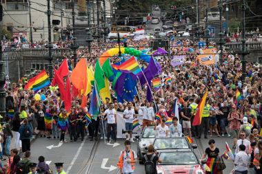 Prag Pride - büyük bir gay ve lezbiyen gurur katılan insanlar