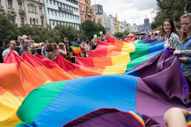 Prag Pride - büyük bir gay ve lezbiyen gurur katılan insanlar