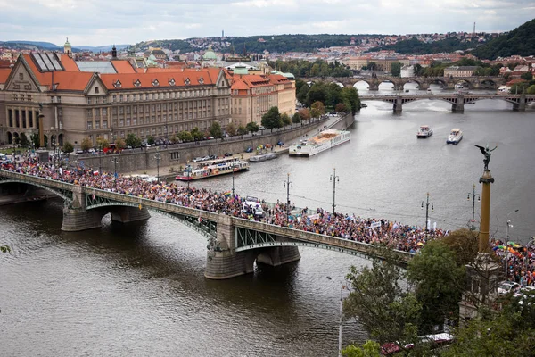 Katılımcılar Prag gurur bir köprüyü geçtikten — Stok fotoğraf