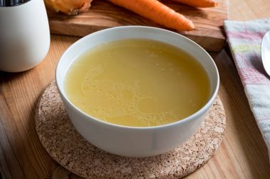 Bir tabak içinde yapılan tavuk kemik suyu hizmet