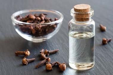 Esans kuru karanfil ile bir şişe karanfil