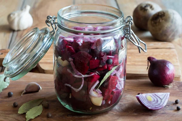 Preparation of fermented beets (beet kvass) in a jar
