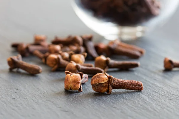 Droog teentjes (spice) op een grijze achtergrond — Stockfoto